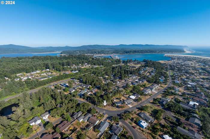 photo 2: 2017 NW BAYSHORE DR, Waldport OR 97394
