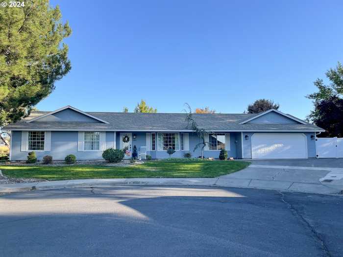 photo 1: 565 W DIVISION AVE, Hermiston OR 97838