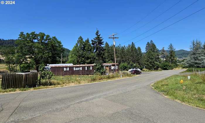 photo 2: 1087 HAYHURST RD, Yoncalla OR 97499