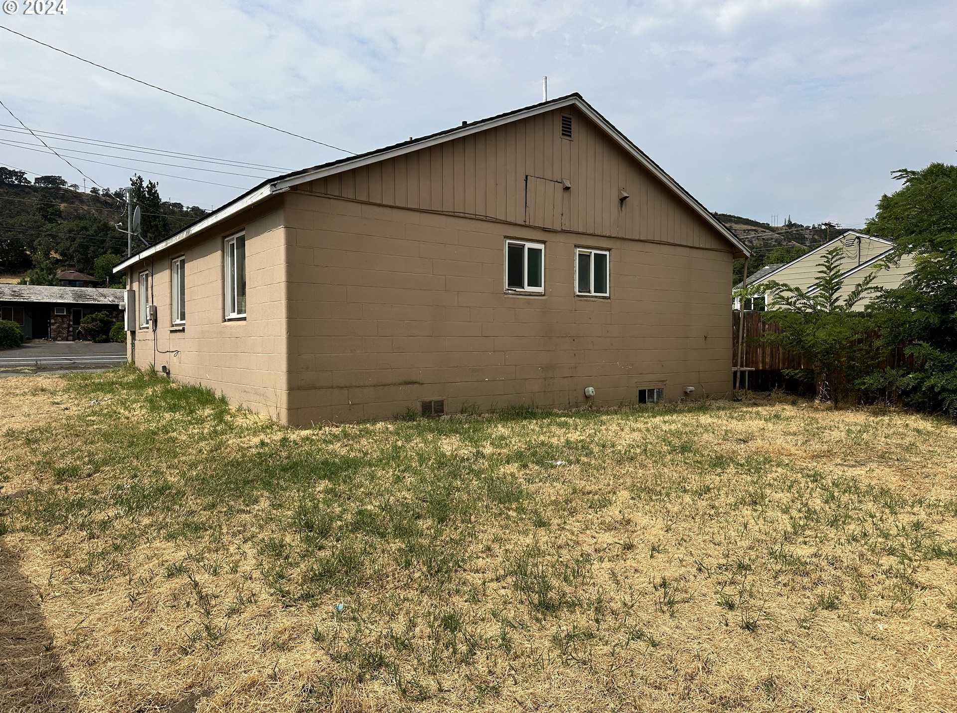 photo 3: 2103 W 10TH ST, The Dalles OR 97058