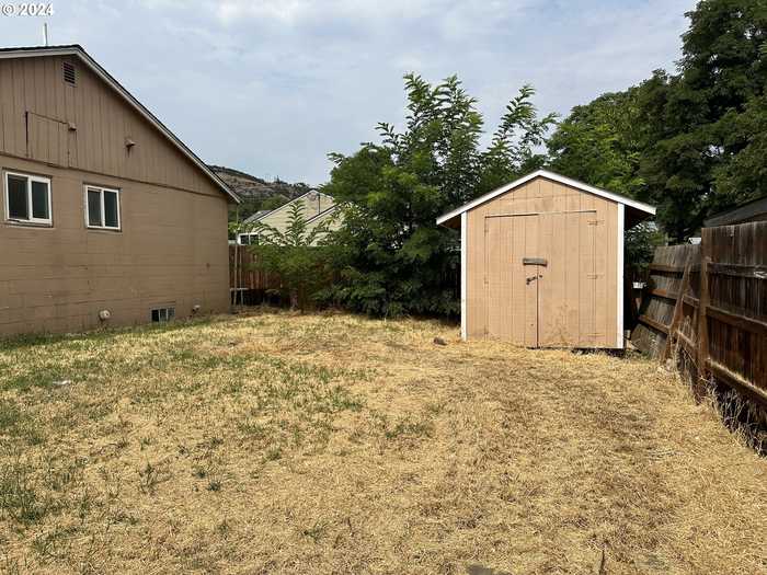 photo 4: 2103 W 10TH ST, The Dalles OR 97058