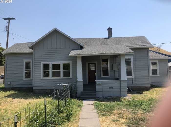 photo 1: 614 SE EMIGRANT AVE, Pendleton OR 97801