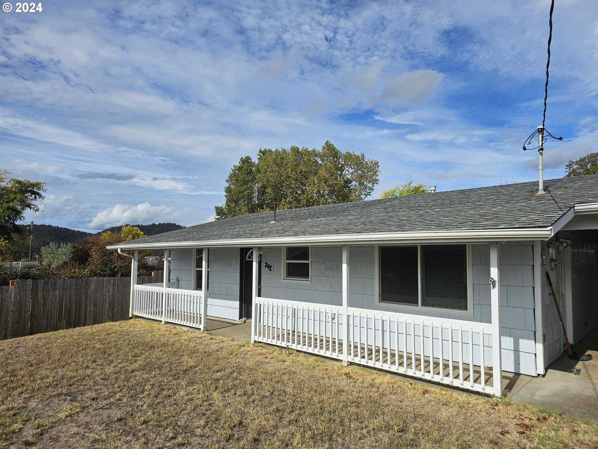 photo 2: 742 MEADOW AVE, Roseburg OR 97470