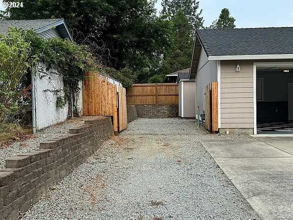 photo 3: 202 GLENN WAY, Central Point OR 97502