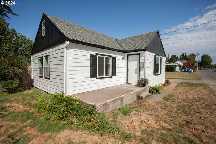 photo 1: 711 SE 5TH ST, Gresham OR 97080