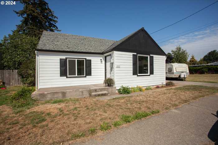 photo 2: 711 SE 5TH ST, Gresham OR 97080