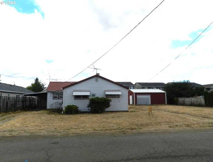 photo 1: 207 LOLA ST, Molalla OR 97038