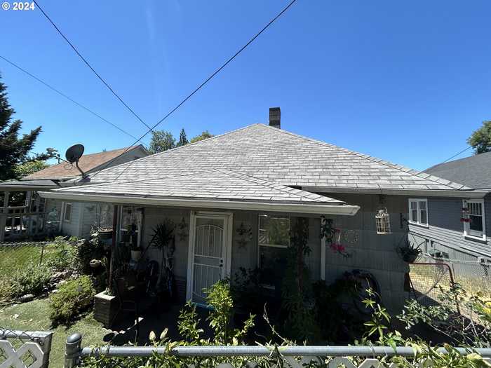 photo 2: 1524 SE MAIN ST, Roseburg OR 97470