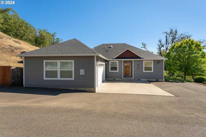 photo 1: 1791 NE ROCKY DR, Roseburg OR 97470