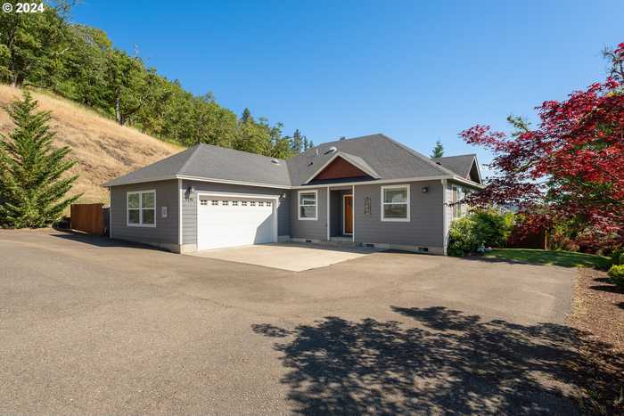 photo 2: 1791 NE ROCKY DR, Roseburg OR 97470