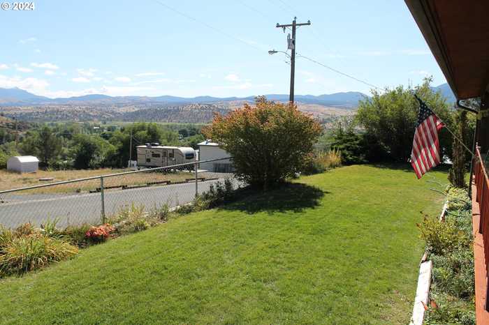 photo 2: 435 HIGHLAN DR, Mount Vernon OR 97865