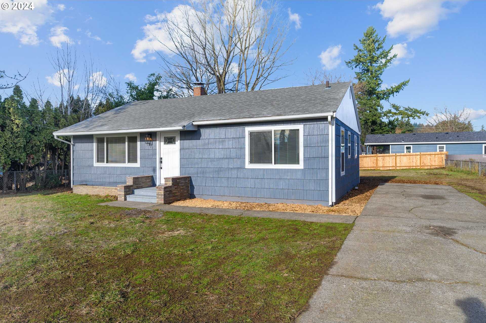 photo 1: 10425 SE RAYMOND ST, Portland OR 97266