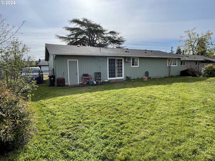 photo 2: 360 S 46TH ST, Springfield OR 97478