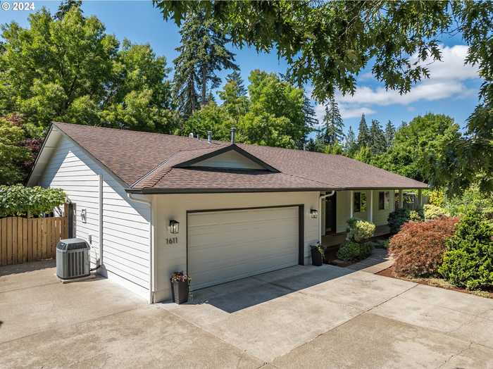 photo 1: 1611 SW COUNTRY CLUB PL, Corvallis OR 97333