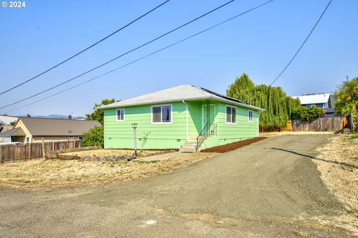 photo 44: 1043 NE COLLEGE DR, Roseburg OR 97470