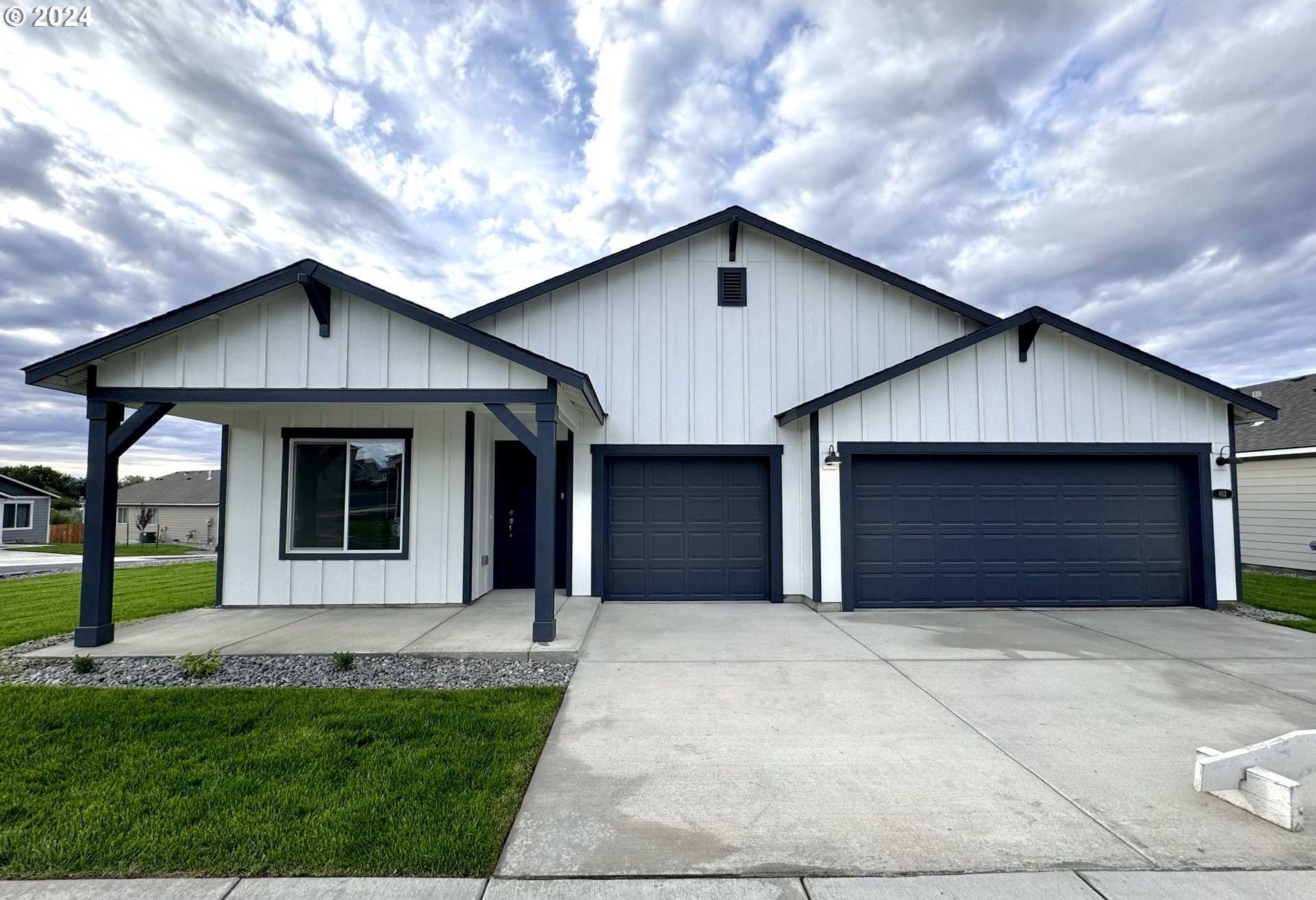 photo 1: 852 E Montana AVE, Hermiston OR 97838