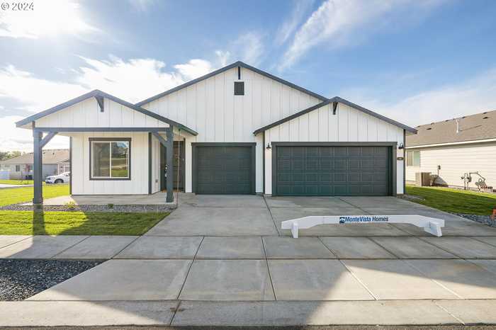 photo 1: 852 E Montana AVE, Hermiston OR 97838