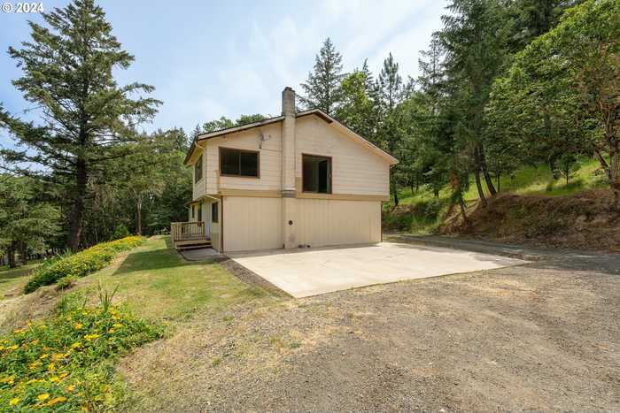 photo 2: 1982 SAN SOUCI DR, Roseburg OR 97471