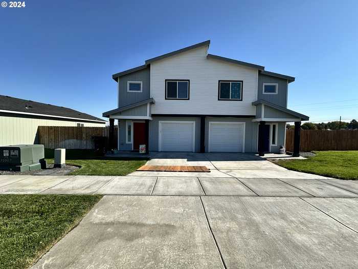 photo 1: 774 NE 11TH ST, Hermiston OR 97838