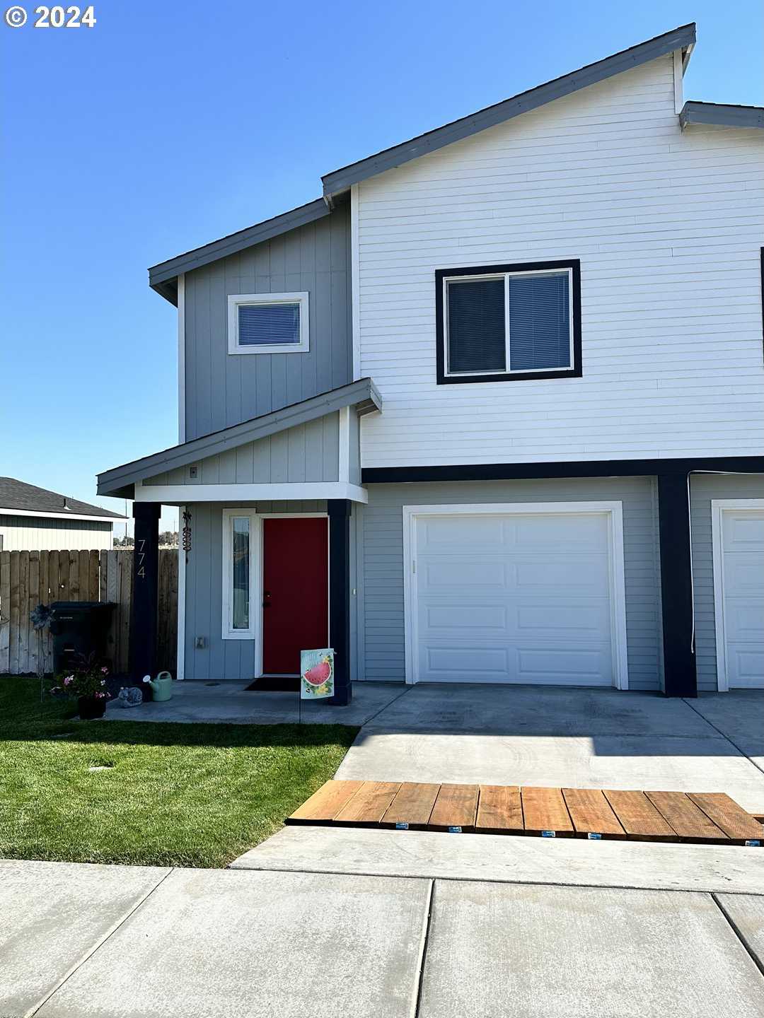 photo 2: 774 NE 11TH ST, Hermiston OR 97838