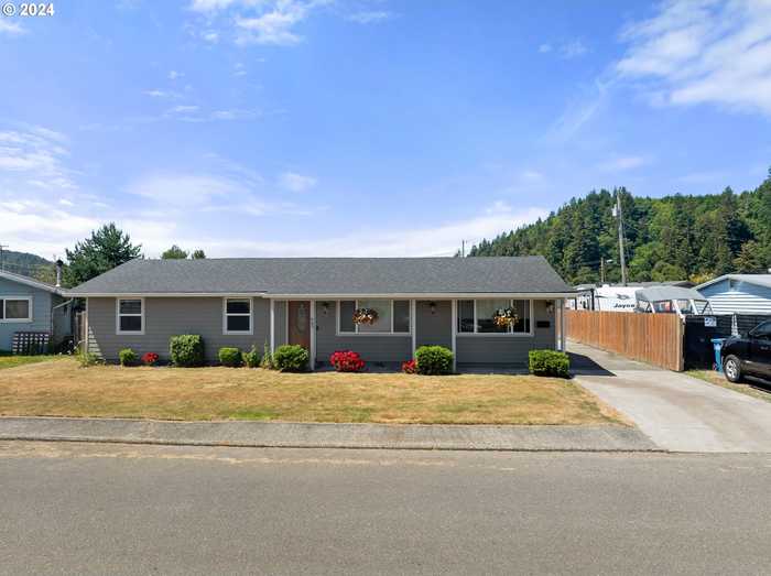 photo 2: 463 N 13TH ST, Reedsport OR 97467