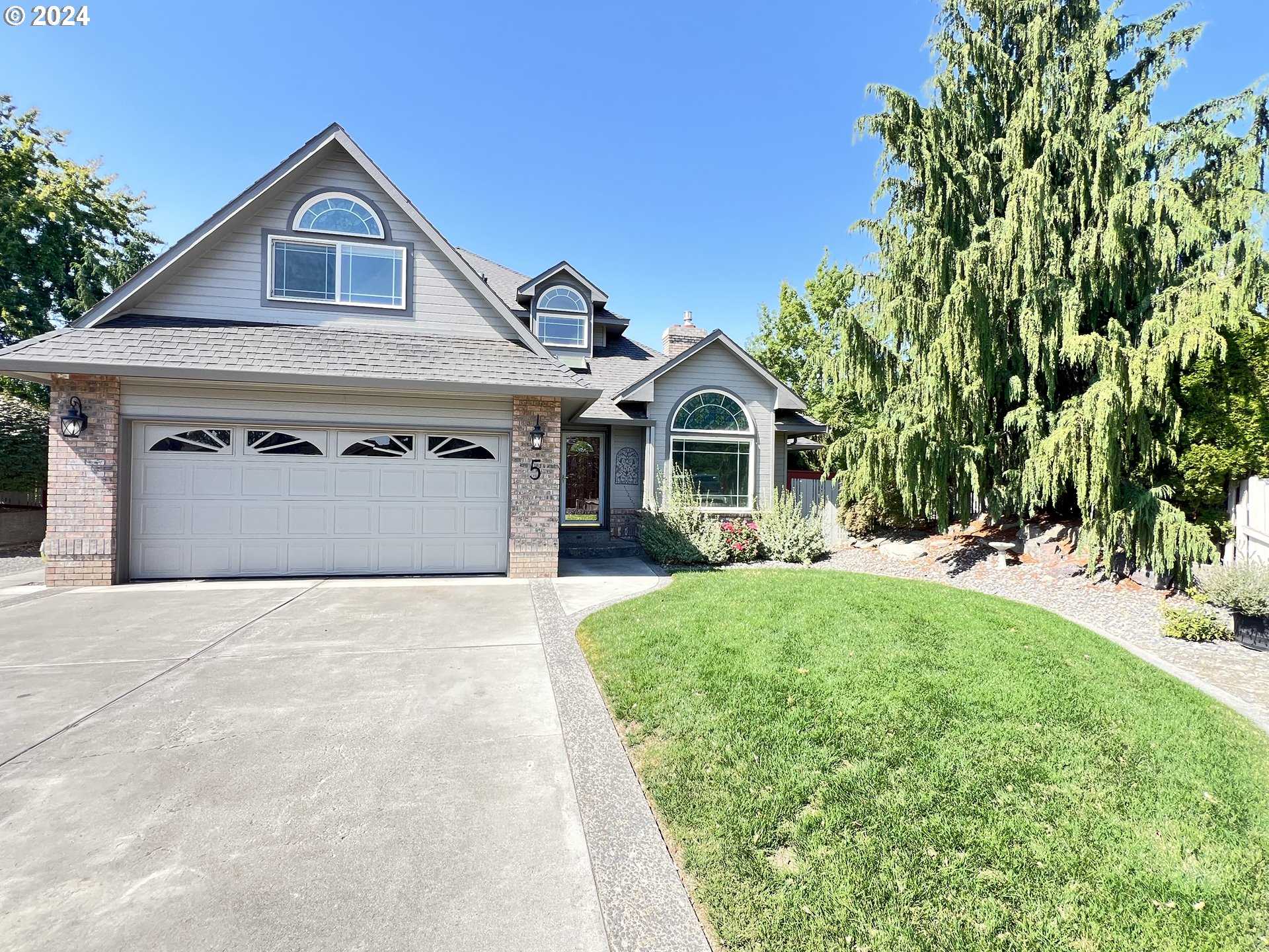 photo 1: 5 SW ALDERBROOKE PL, Hermiston OR 97838