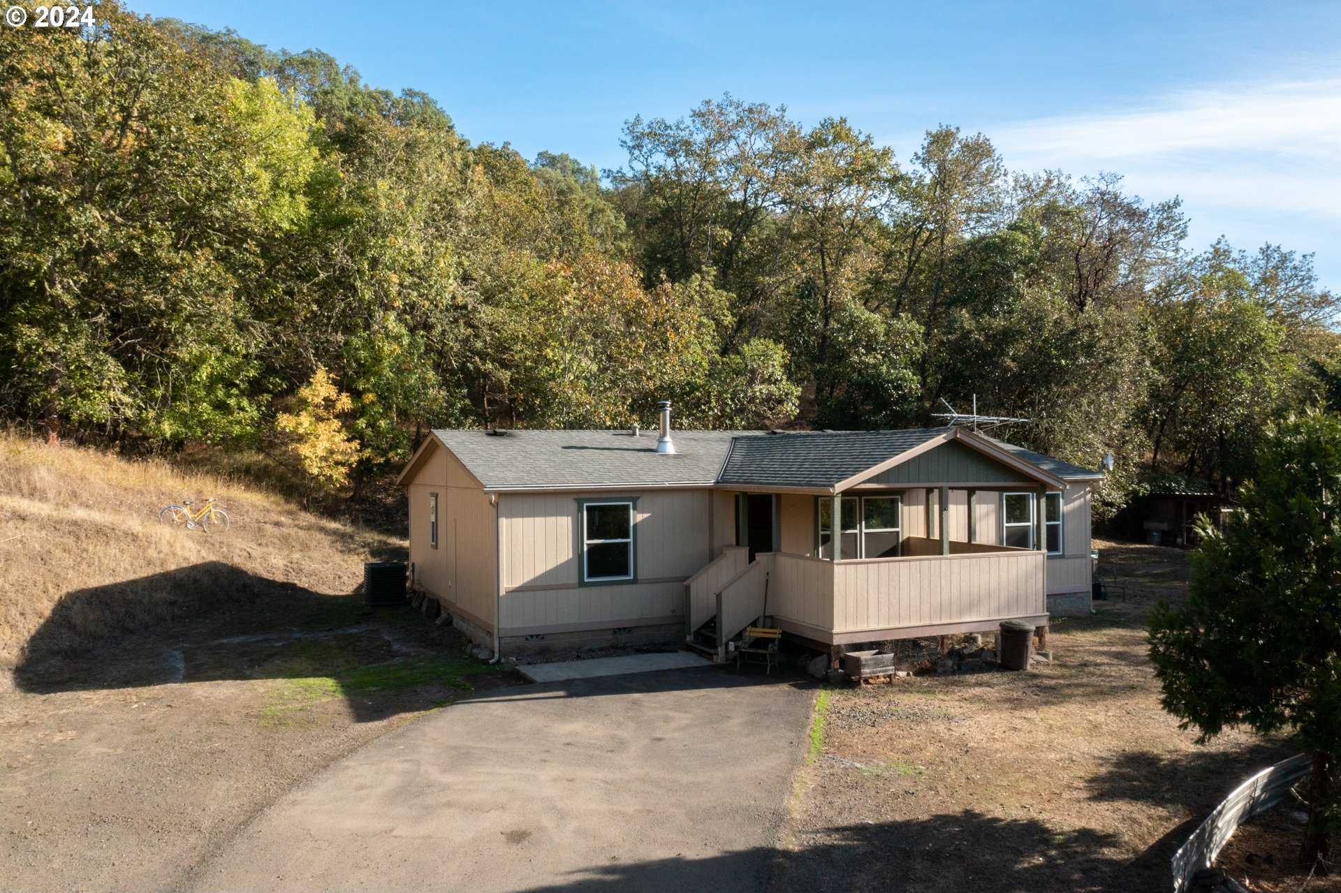 photo 1: 315 DELUS DR, Roseburg OR 97470