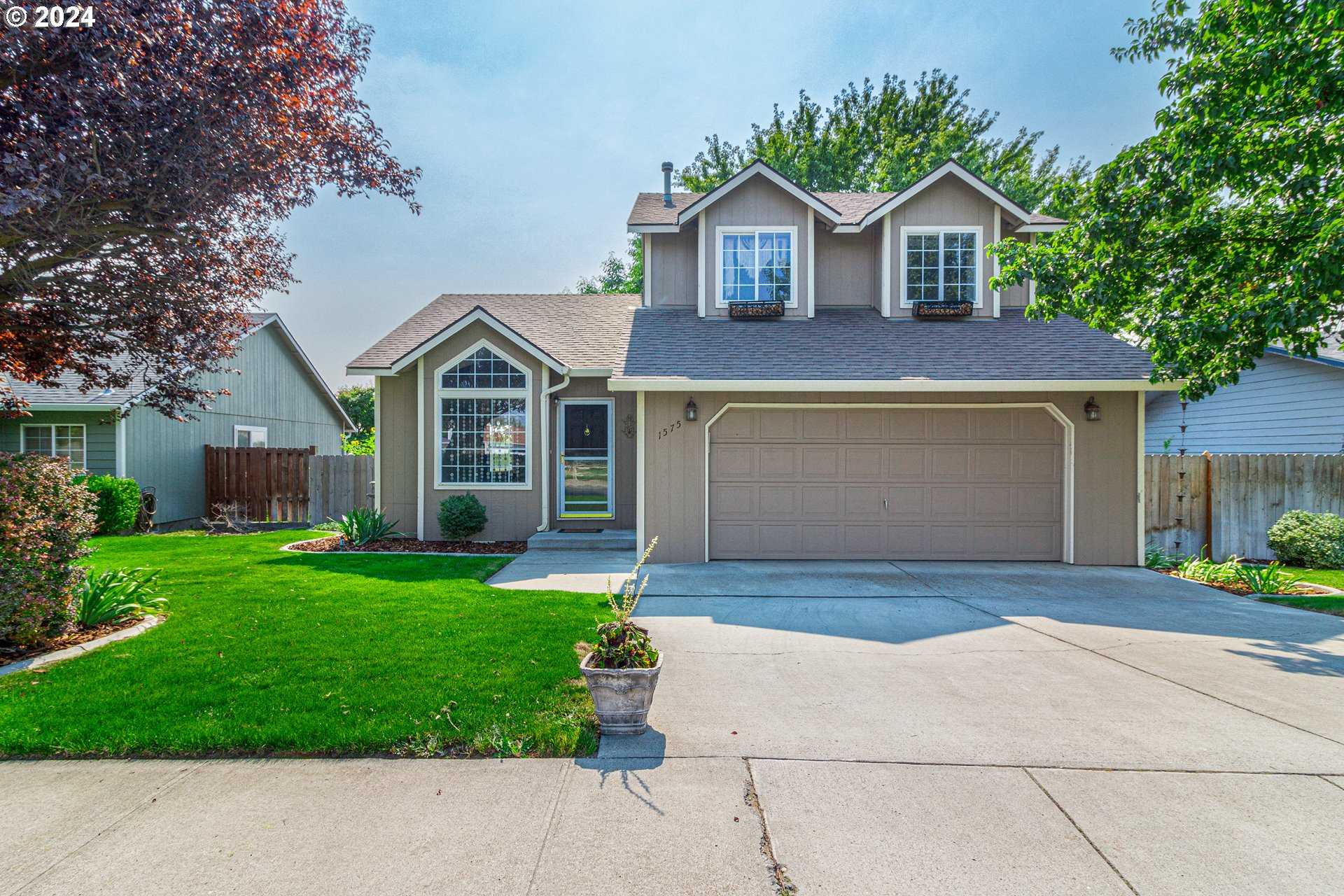 photo 1: 1575 SW RIVERHILL DR, Hermiston OR 97838