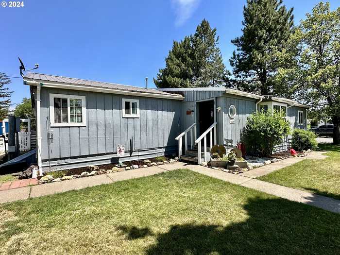 photo 2: 2402 EMPIRE DR, La Grande OR 97850