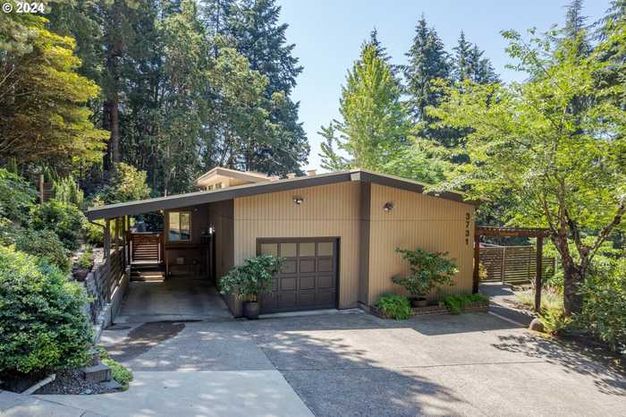 photo 2: 3731 PINE CANYON DR, Eugene OR 97405