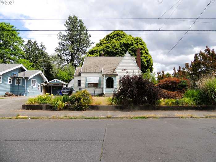 photo 2: 2432 SE 67TH AVE, Portland OR 97206