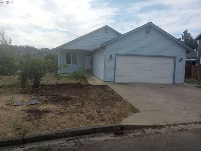 photo 1: 250 UMPQUA VIEW DR, Roseburg OR 97471