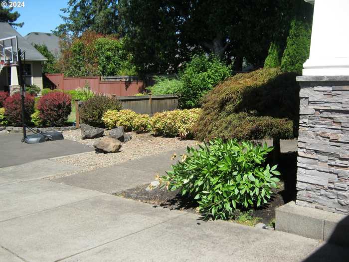 photo 2: 70 STONEHAVEN ST, Eugene OR 97404