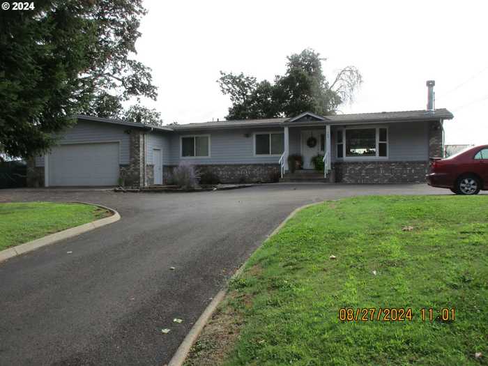 photo 1: 365 W ORIOLE DR, Roseburg OR 97471