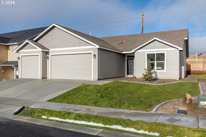 photo 1: 817 E AUTUMN AVE, Hermiston OR 97838