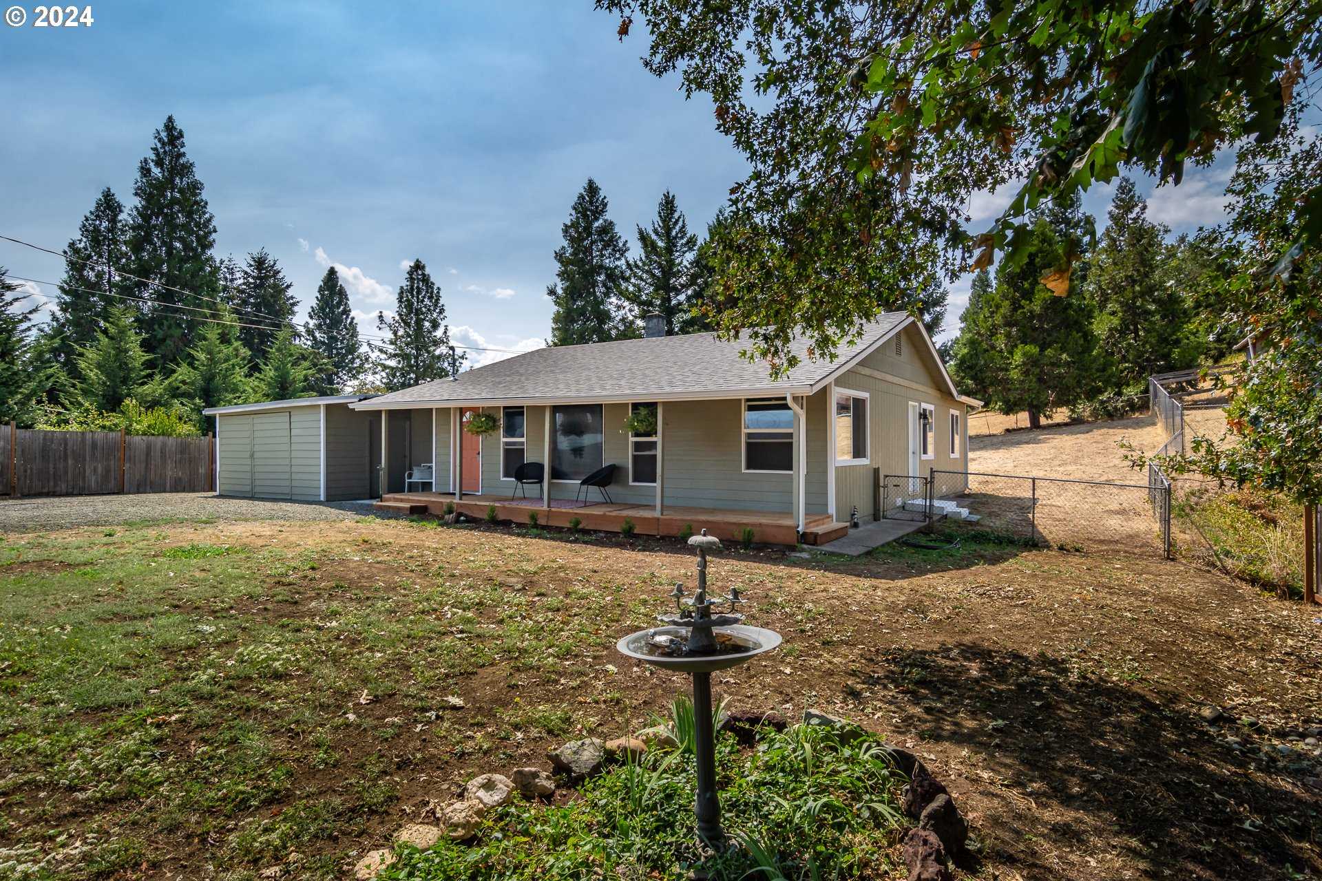 photo 2: 2318 NW CALKINS AVE, Roseburg OR 97471