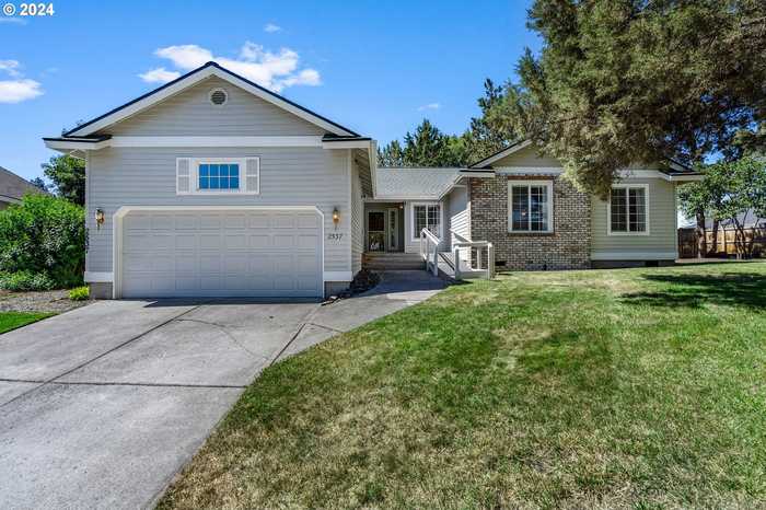 photo 1: 2537 NE LONGFELLOW CT, Bend OR 97701