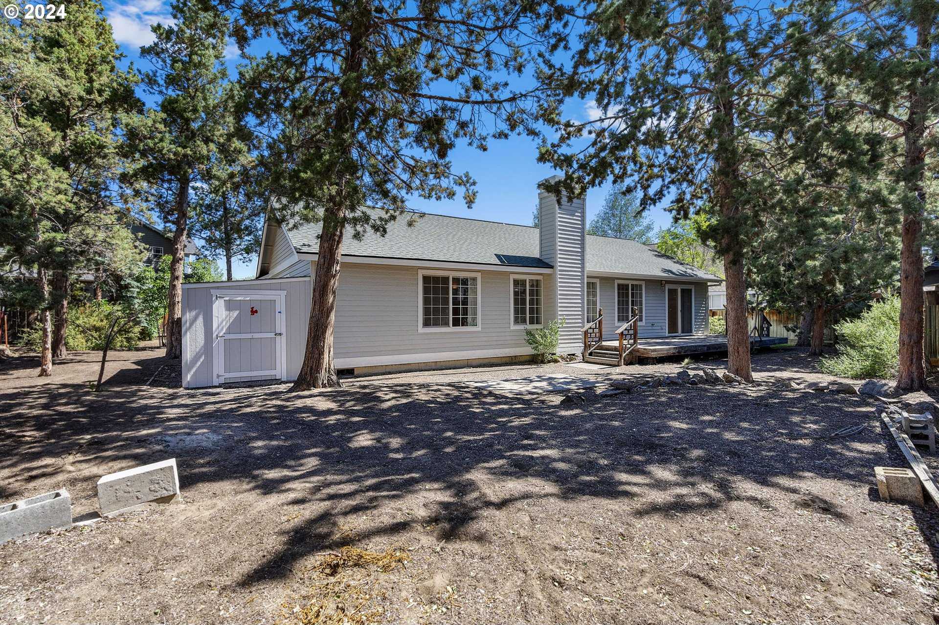 photo 2: 2537 NE LONGFELLOW CT, Bend OR 97701