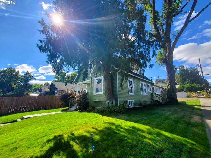 photo 2: 520 W 11TH ST, The Dalles OR 97058