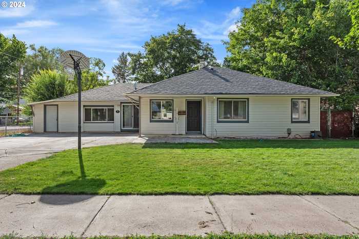 photo 1: 802 16TH ST, La Grande OR 97850