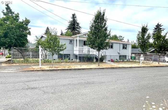 photo 2: 5875 SE 102ND AVE, Portland OR 97266