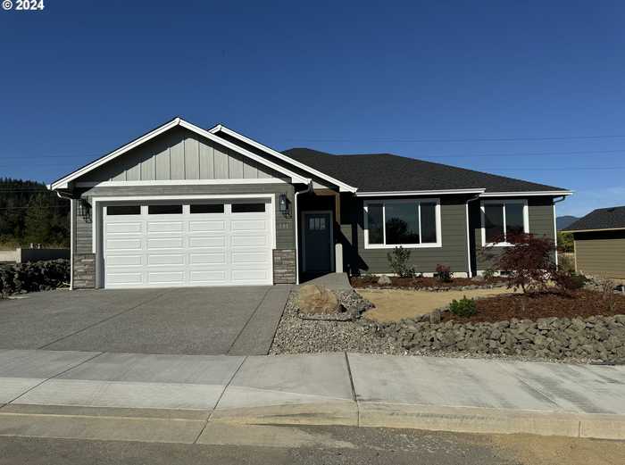 photo 1: 101 COLES VALLEY ST, Sutherlin OR 97479