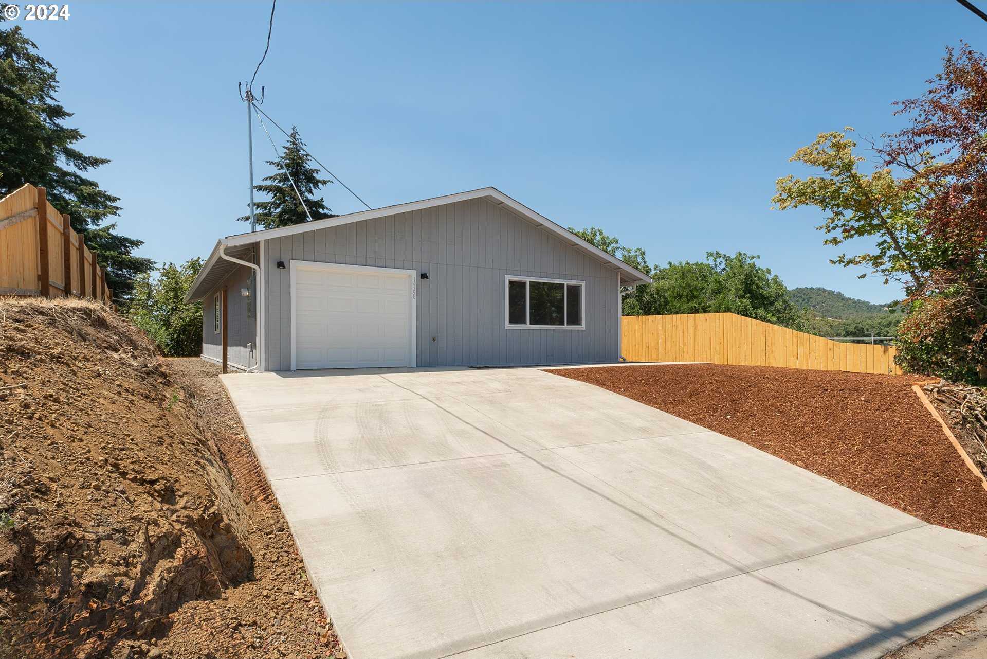 photo 1: 1578 NW EDEN ST, Roseburg OR 97470