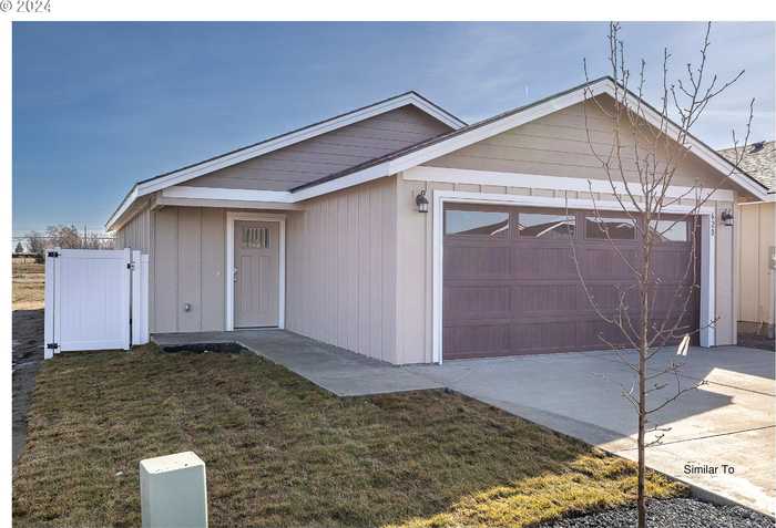 photo 1: 1087 NE EMERALD DR, Hermiston OR 97838