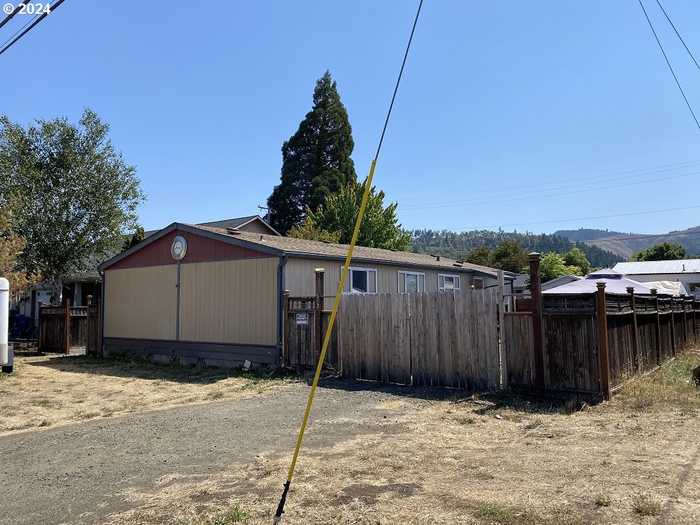 photo 1: 542 E CENTRAL AVE, Sutherlin OR 97479