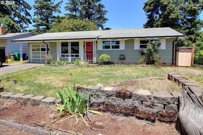 photo 2: 13611 SE LINCOLN CT, Portland OR 97233