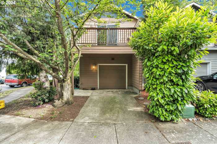 photo 1: 15811 NE MILTON PL, Portland OR 97230