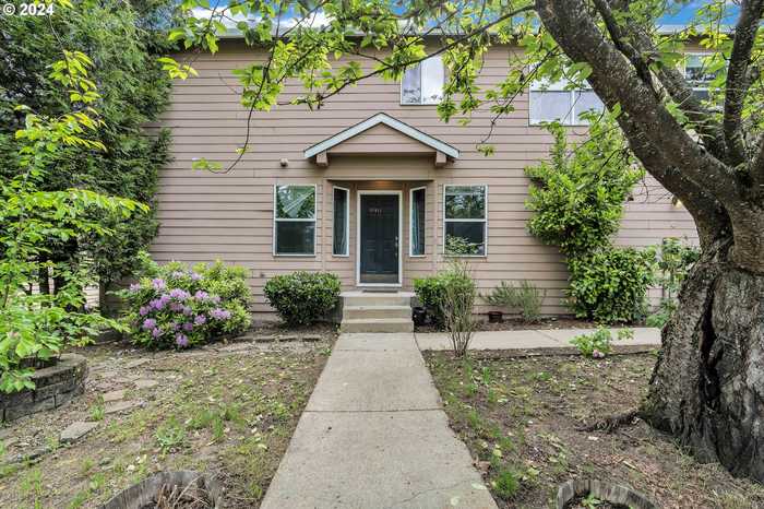 photo 2: 15811 NE MILTON PL, Portland OR 97230