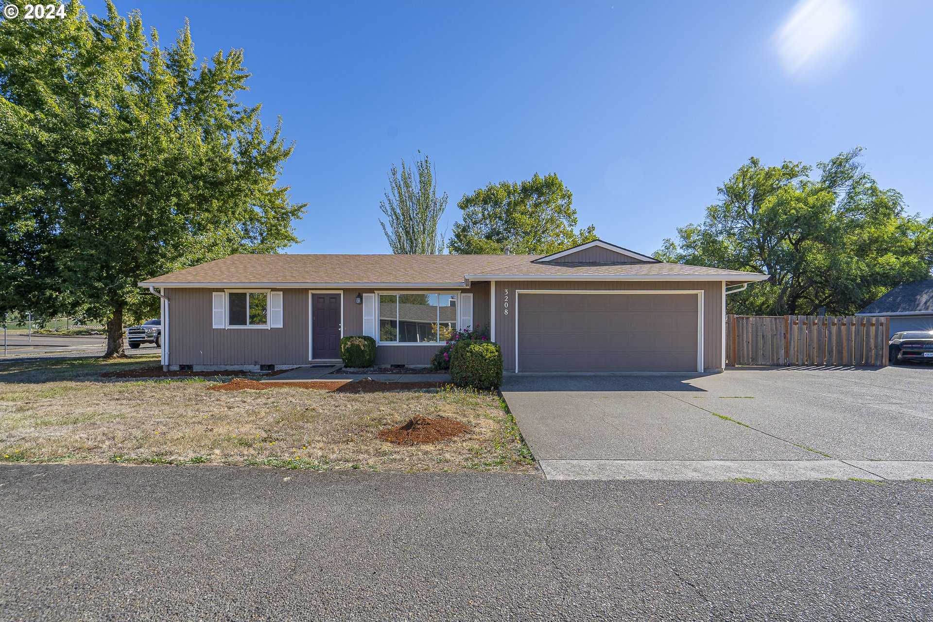 photo 1: 3208 E CRESTVIEW DR, Newberg OR 97132