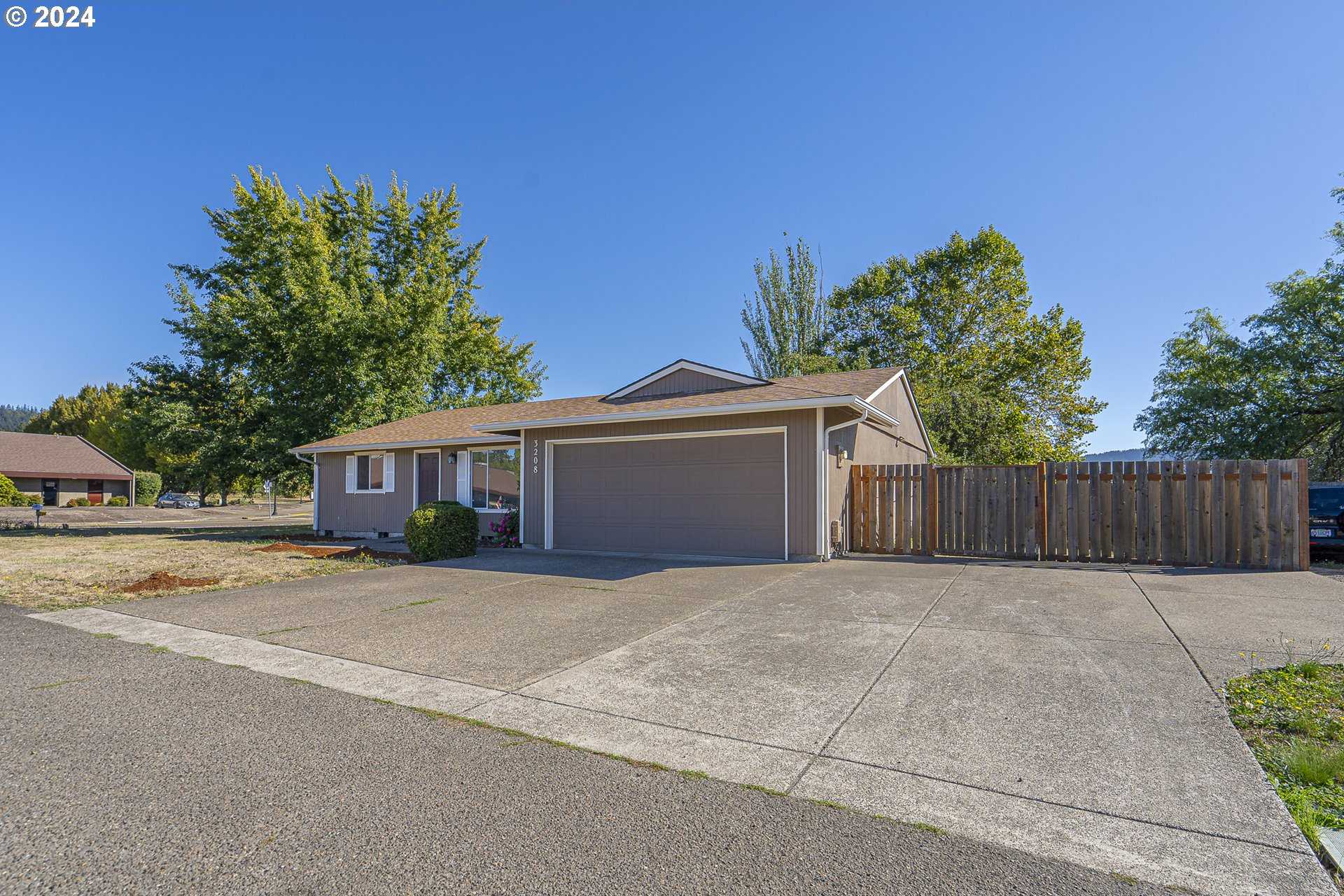 photo 3: 3208 E CRESTVIEW DR, Newberg OR 97132